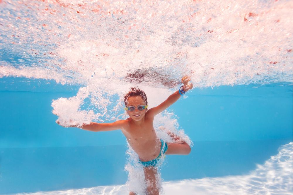 Bơi lội: Nguy hiểm tiềm ẩn hay lợi ích tuyệt vời dành cho trẻ