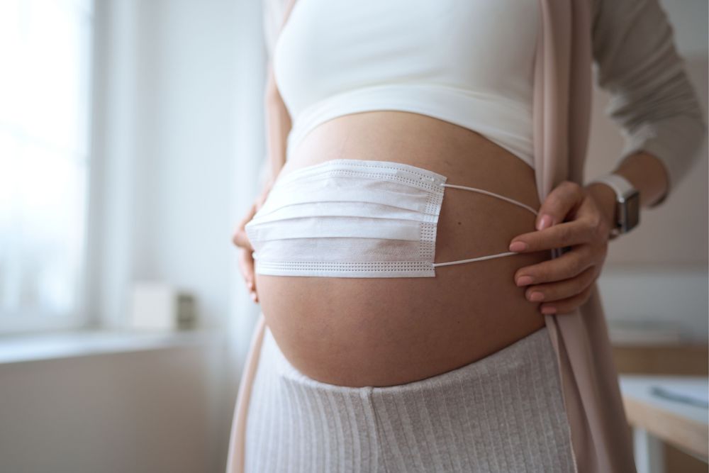 Phụ nữ mang thai từ 13 tuần trở lên và đang cho con bú có thể tiêm vắc xin phòng COVID-19